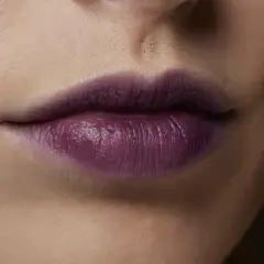 Labbra con rossetto viola intenso, un colore audace che dona a chi osa sperimentare.