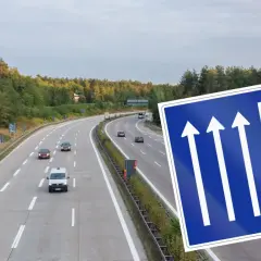 Autostrady w Niemczech z tablicą informującą o pasach ruchu.
