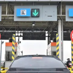 Kolejka do punktu poboru opłat na autostradzie A1. Kierowcy zbliżają się do bramek, by zapłacić za przejazd z Torunia do Gdańska.