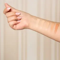 Swatch di fondotinta su un braccio per trovare la corrispondenza colori perfetta.