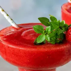 Erfrischender Erdbeer Daiquiri, perfekt für heiße Tage. Dieses Erdbeer Daiquiri Rezept ist einfach und lecker.