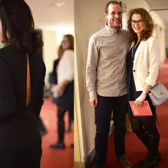 Ein Mann in lässigem Hemd und Jeans, ein typisches oper outfit herren, posiert mit seiner Begleiterin.