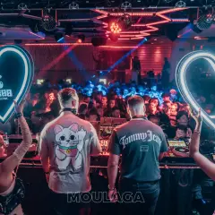 DJ set al Pacha Barcelona, un posto fantastico dove andare a ballare a Barcellona. Cuori luminosi e folla in festa.