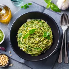 Pyszny obiad na niedzielę: spaghetti z pesto, świeżą bazylią, orzeszkami pinii i parmezanem. Idealny smak lata.