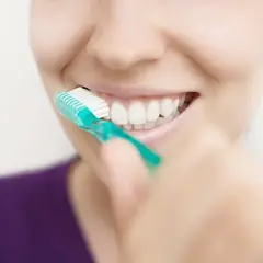 Sonrisa radiante con cepillado dental. Dientes blancos y sanos gracias a la rutina de higiene bucal.
