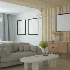 Przytulny salon z lamelami na ścianie i suficie. Szara kanapa, biały stolik kawowy i drewniana komoda tworzą nowoczesną aranżację.