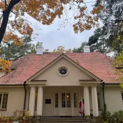 Dworek otoczony jesiennym parkiem. Czy ten dom, mający ponad 100 lat, jest zabytkiem?