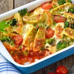 Herzhafter Maultaschen Auflauf mit Brokkoli und Tomaten, überbacken mit Käse. Ein Genuss für die ganze Familie.