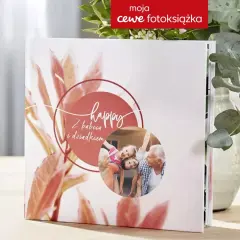 Cewe fotoksiążka z uśmiechniętą rodziną. Sprawdź cennik i stwórz własną, pełną wspomnień książkę.