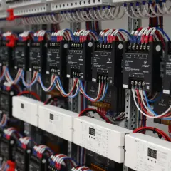 Panel sterowania oświetleniem DALI z wieloma modułami i przewodami.
