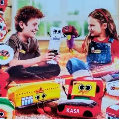 Dzieci bawią się pluszowymi zabawkami z Biedronki, które wyglądają jak produkty spożywcze i sklepowe.