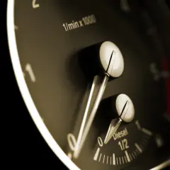 Zbliżenie na deskę rozdzielczą samochodu: wskaźnik obrotów silnika i wskaźnik paliwa Diesel.