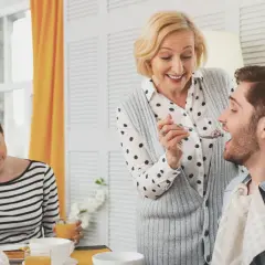 Zirytowana dziewczyna patrzy, jak matka karmi syna. Czy to sposób, jak odciąć faceta od matki?