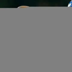 Arjen Robben w czerwonej koszulce Bayernu Monachium, gotowy do gry. Jego daty dołączenia do klubu to ważny rozdział w historii.
