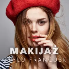 Kobieta w czerwonym beracie i paski na ramionach, zmysłowy makijaż francuski podkreślający usta i oczy.