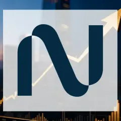 Das Nebius-Logo über einem steigenden Aktienchart vor einer nächtlichen Skyline.
