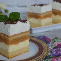 Szybkie i proste ciasto z jabłkami i budyniem, udekorowane bitą śmietaną i miętą. Idealne na deser.