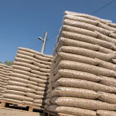 Immenses piles de sacs transparents remplis de tva pellet, prêts pour l'hiver.