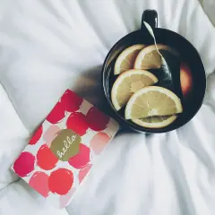 Kubek z herbatą i cytryną, obok kartka z napisem "hello". Nie pij herbaty z cytryną, bo stracisz pamięć.