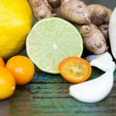 Zutaten für die Genesung: Zitrone, Limette, Kumquats, Ingwer und Knoblauch – ideal, was essen bei Grippe.