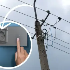Zastanawiasz się, ile wat wytrzyma kabel 3x1,5? Obrazek pokazuje gniazdko elektryczne i linię energetyczną, sugerując potrzebę wiedzy o obciążeniu przewodów.