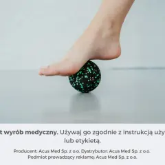 Stopa masowana piłeczką, łagodząc zapalenie rozcięgna podeszwowego.