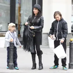 Justyna Steczkowska z synami na spacerze. Dzieci Justyny Steczkowskiej w stylowych stylizacjach.