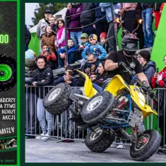 Kaskader na quadzie wykonuje ekstremalny pokaz, niczym the ultimate stuntman, dla zgromadzonej publiczności.