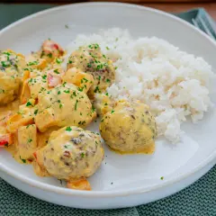 Fleischbällchen in cremiger Sauce mit Paprika und Reis. Ein Gericht, das zeigt, dass reis noch hart sein kann, wenn er nicht richtig gekocht wird.