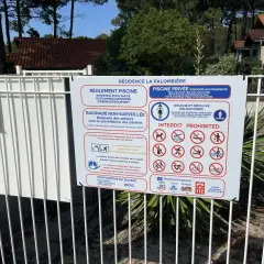 Panneau de règlement de piscine : baignade non surveillée, douches obligatoires, interdictions. Modèle affiche pour bruit voisinage.