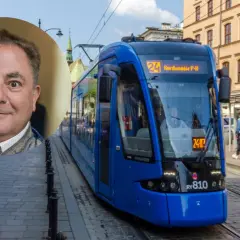 Mężczyzna w okręgu uśmiecha się, gdy niebieski tramwaj z numerem 24 zbliża się do przystanku. To jak telefoniczne zapowiadanie pociągów, ale na żywo!