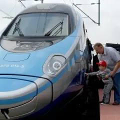Rodzina podziwia nowoczesny pociąg Pendolino. Sprawdzają pociąg warszawa - gdańsk cena, by zaplanować podróż.