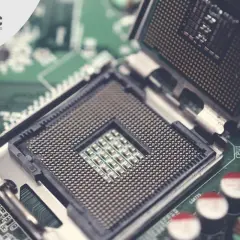 Placa base Dell con zócalo de CPU vacío y un procesador listo para instalar. ¿Qué procesador es mejor para tu equipo?