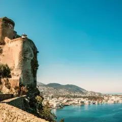 Antico castello a picco sul mare, con vista sulla costa di Ischia. Un fotografo cattura la bellezza del panorama, un ricordo di Ischia Castel Sant'Angelo.