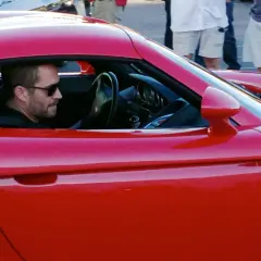 Paul Walker w czerwonym aucie. Jego paul walker data i miejsce śmierci to 30 listopada 2013, Santa Clarita.