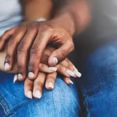 Mani intrecciate, un gesto che può nascondere la mancanza di fiducia nel partner, psicologia complessa.