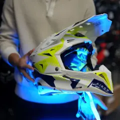 Biało-żółte kaski enduro z niebieskim podświetleniem, gotowe na ekstremalne wyzwania.