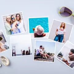 Zdjęcia matowe czy błyszczące? Na stole leżą fotografie z wakacji: przyjaciółki, para, kobieta przy basenie i przyjaciele.