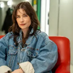 Sara Soulié sitter i en röd fåtölj, klädd i en jeansjacka.
