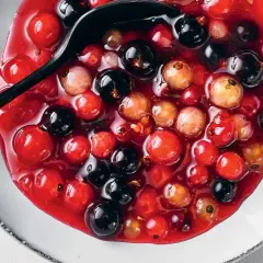 Schwarze und rote Johannisbeeren in Sirup, ein köstliches Dessert, das sich hervorragend für rote johannisbeeren rezepte eignet.