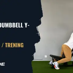 Mężczyzna wykonuje ćwiczenie incline dumbbell y-raise na ławce skośnej, podnosząc hantle w kształcie litery Y.
