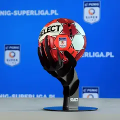 Piłka do piłki ręcznej na czarnym stojaku, logo PGNiG Superliga Kobiet. Tabela ligi duńskiej.