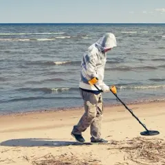 Czy można legalnie używać wykrywacza metali na plaży? Przepisy i praktyczne porady