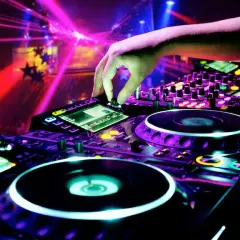 Najlepsze kontrolery DJ na początek – wybierz idealny sprzęt dla siebie