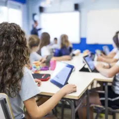 Schülerinnen arbeiten mit Tablets im Unterricht. Der **Datenschutz in der Schule** ist wichtig, wenn digitale Medien genutzt werden.