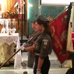 Kiedy opuszczać sztandar w kościele? Poznaj ważne zasady i tradycje