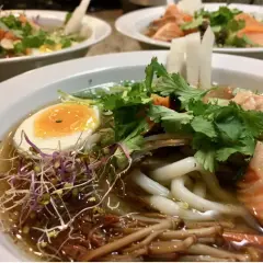 Jaką zupę z rosołu? 12 pomysłów: Klasyka, kremy i ramen!