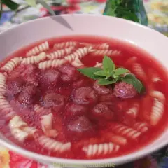 Letnia zupa truskawkowa z makaronem i miętą. Słodkie truskawki w różowym bulionie, idealne na upalne dni.