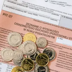 Złote monety na formularzu PIT-37. Czy zasiłek dla bezrobotnych jest opodatkowany? To pytanie, na które odpowiedź znajdziesz w zeznaniu podatkowym.