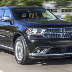 Czarny Dodge Durango w ruchu. Wiele osób szuka dodge durango opinie przed zakupem.